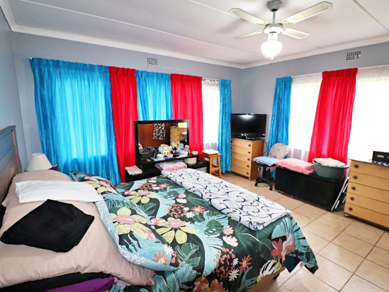 Spacious 3-Bedroom Home with Ample Covered Parking - Photo 10