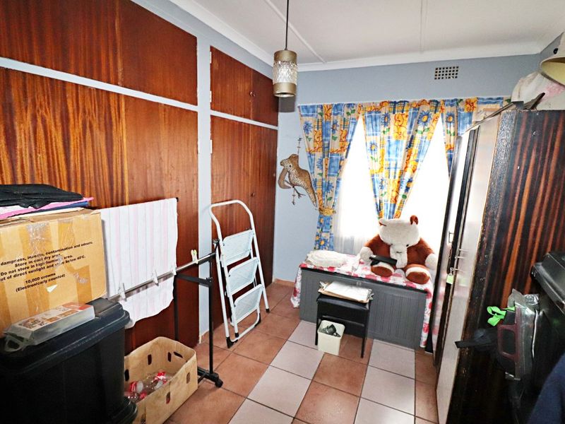 Spacious 3-Bedroom Home with Ample Covered Parking - Photo 8