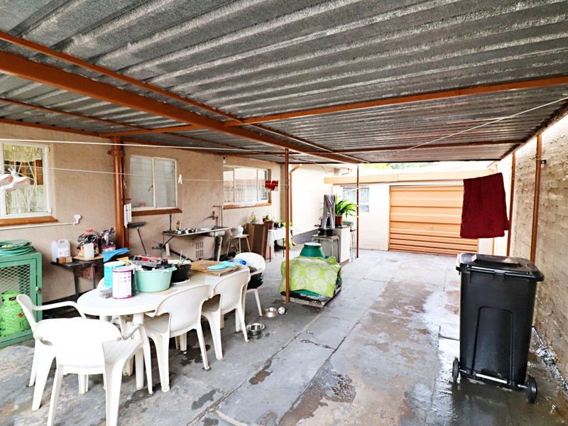 Spacious 3-Bedroom Home with Ample Covered Parking - Photo 6