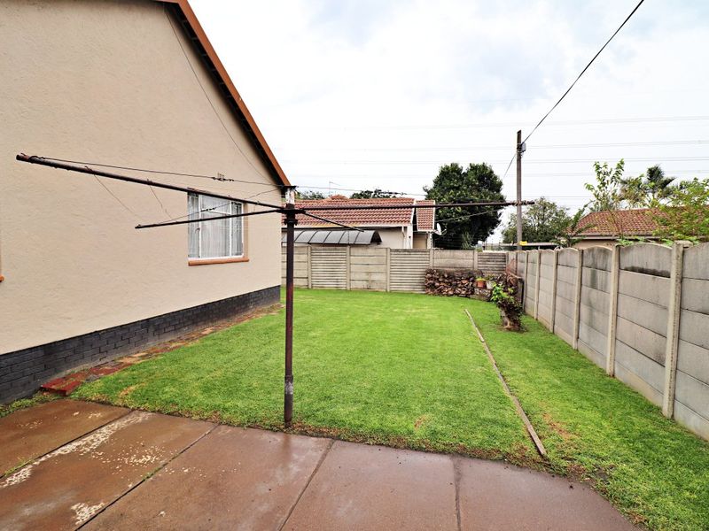 Spacious 3-Bedroom Home with Ample Covered Parking - Photo 2