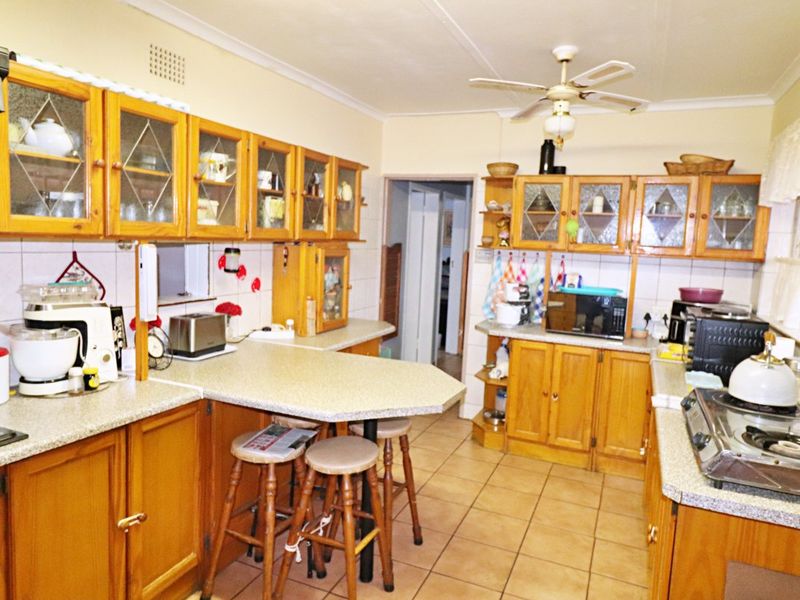 Spacious 3-Bedroom Home with Ample Covered Parking - Photo 5