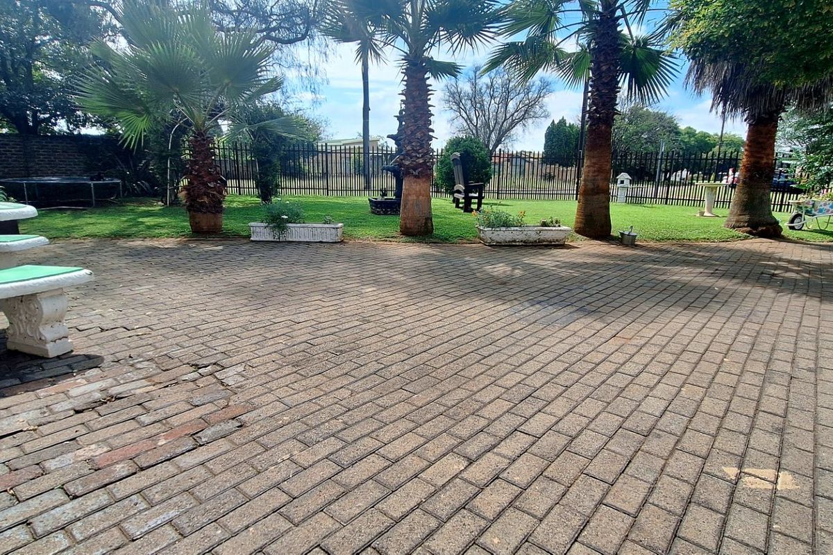 Charming Family Home in the Heart of Rothdene, Meyerton - Photo 4