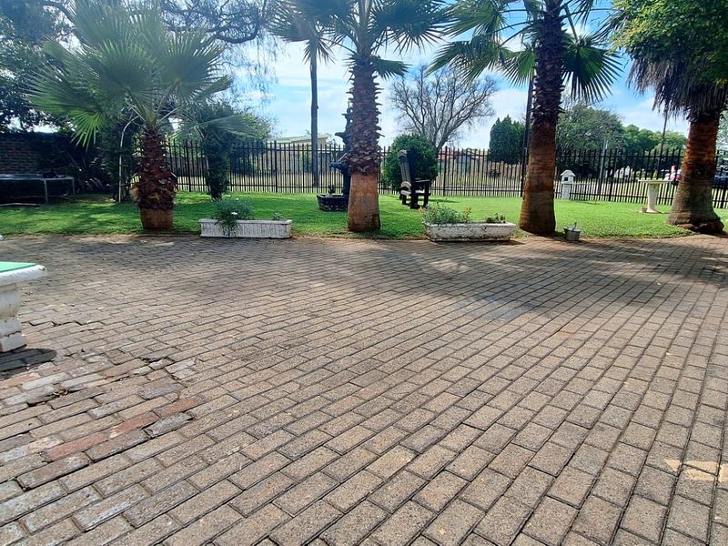 Charming Family Home in the Heart of Rothdene, Meyerton - Photo 4