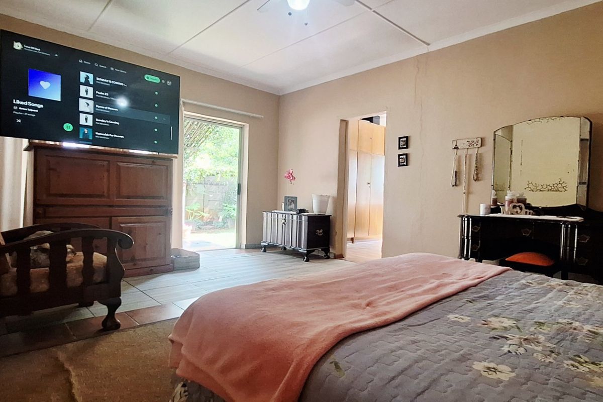 Charming Family Home in the Heart of Rothdene, Meyerton - Photo 3