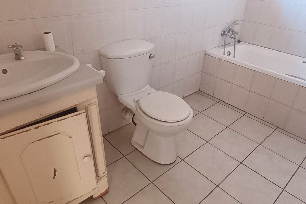 Three bedroom pet-friendly townhouse for sale in SE3 - Photo 5