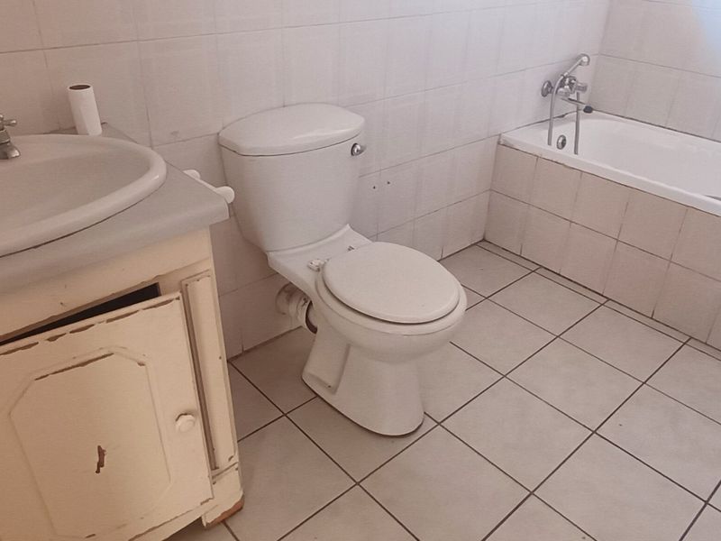 Three bedroom pet-friendly townhouse for sale in SE3 - Photo 5