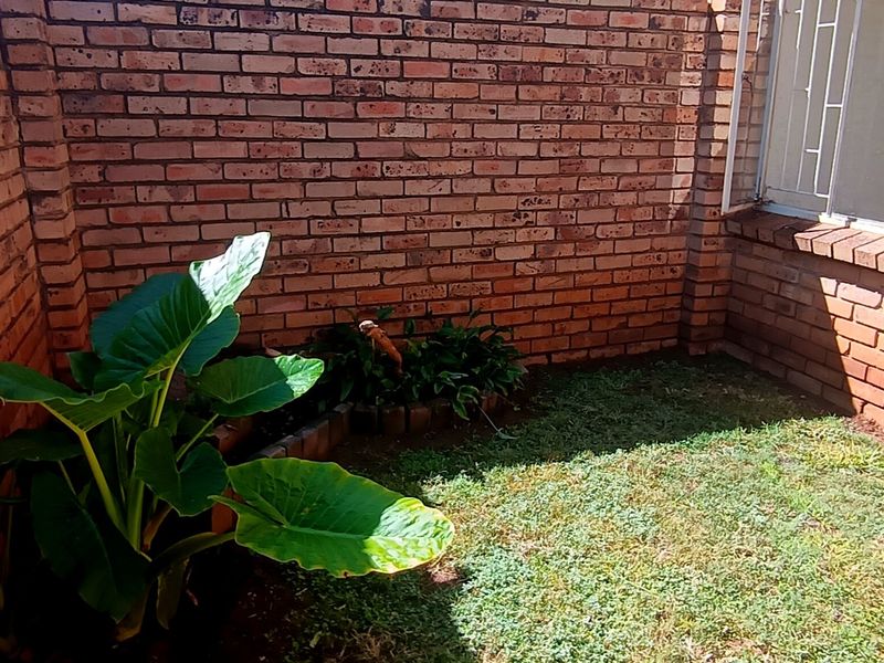 Three bedroom pet-friendly townhouse for sale in SE3 - Photo 2