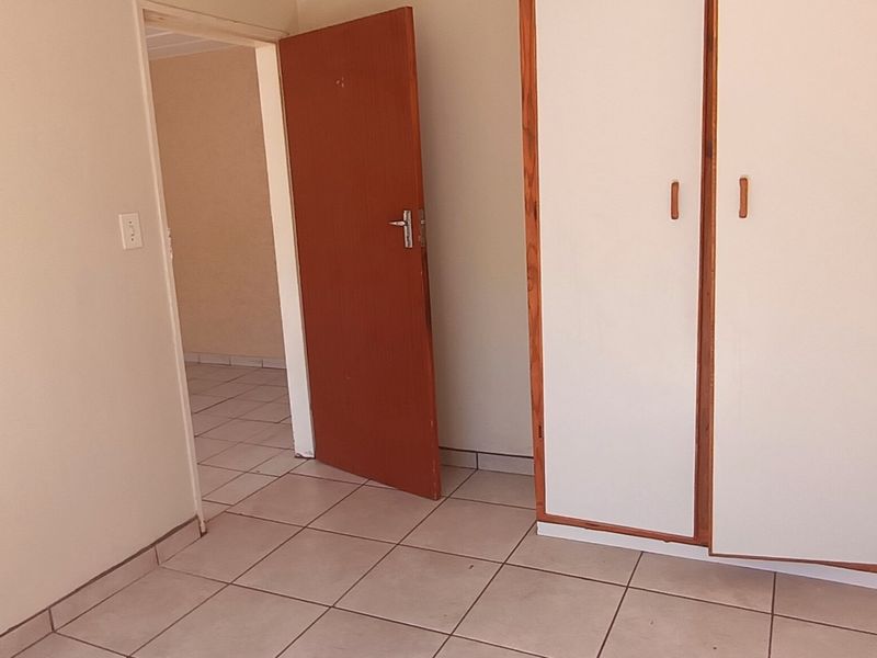 Three bedroom pet-friendly townhouse for sale in SE3 - Photo 3