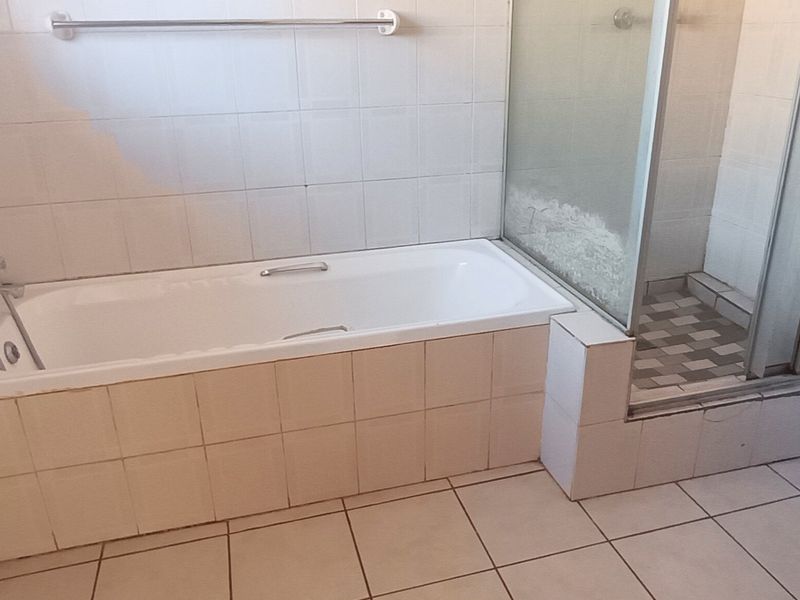 Three bedroom pet-friendly townhouse for sale in SE3 - Photo 10