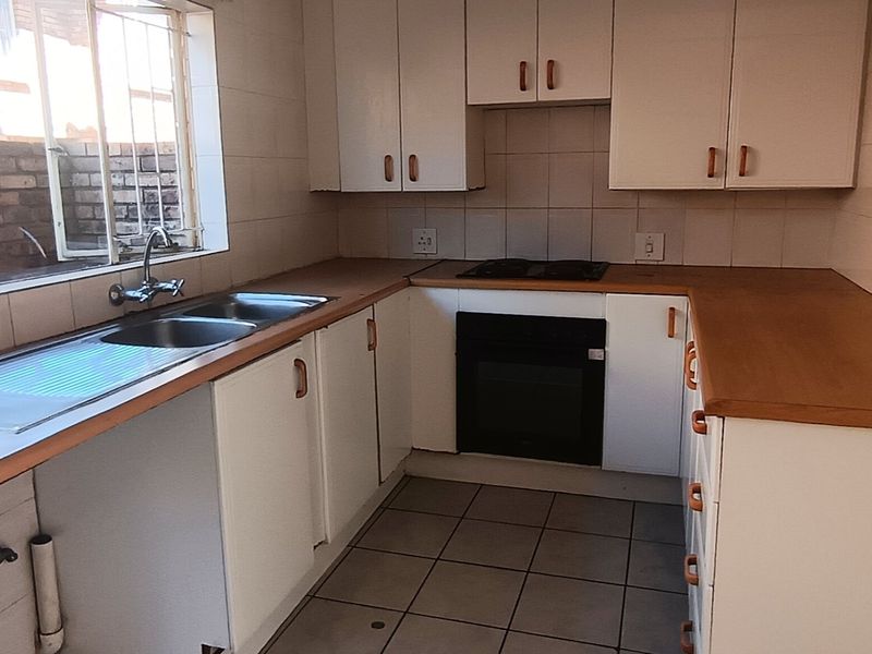 Three bedroom pet-friendly townhouse for sale in SE3 - Photo 7