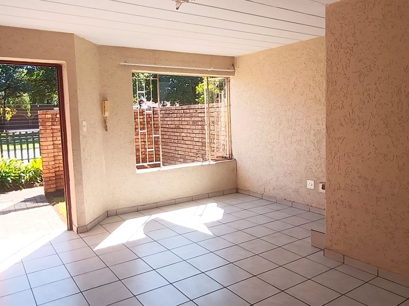 Three bedroom pet-friendly townhouse for sale in SE3 - Photo 6