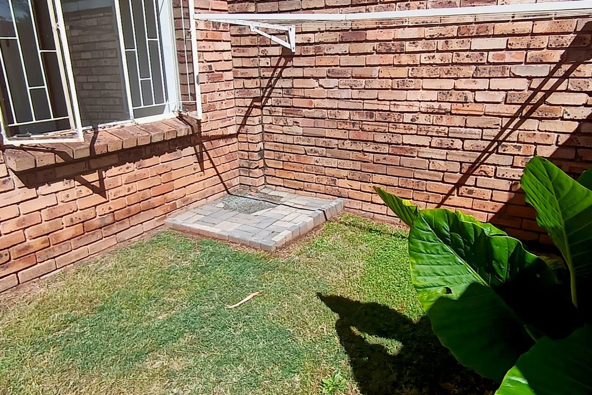 Three bedroom pet-friendly townhouse for sale in SE3 - Photo 4