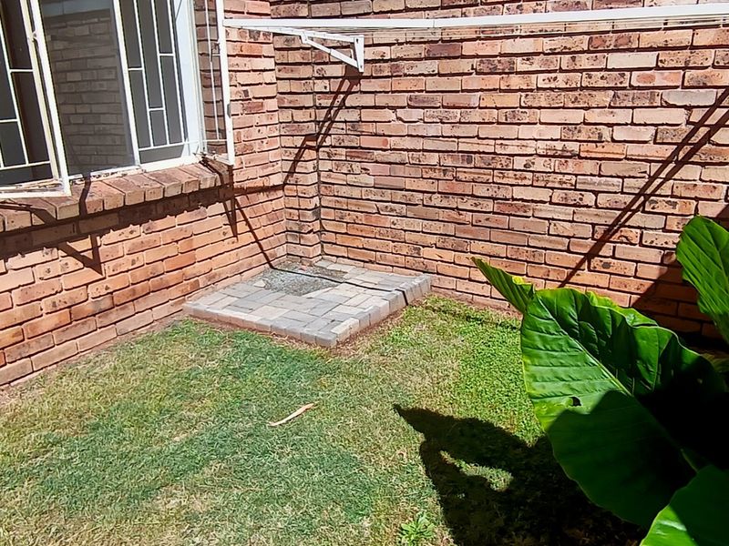 Three bedroom pet-friendly townhouse for sale in SE3 - Photo 4