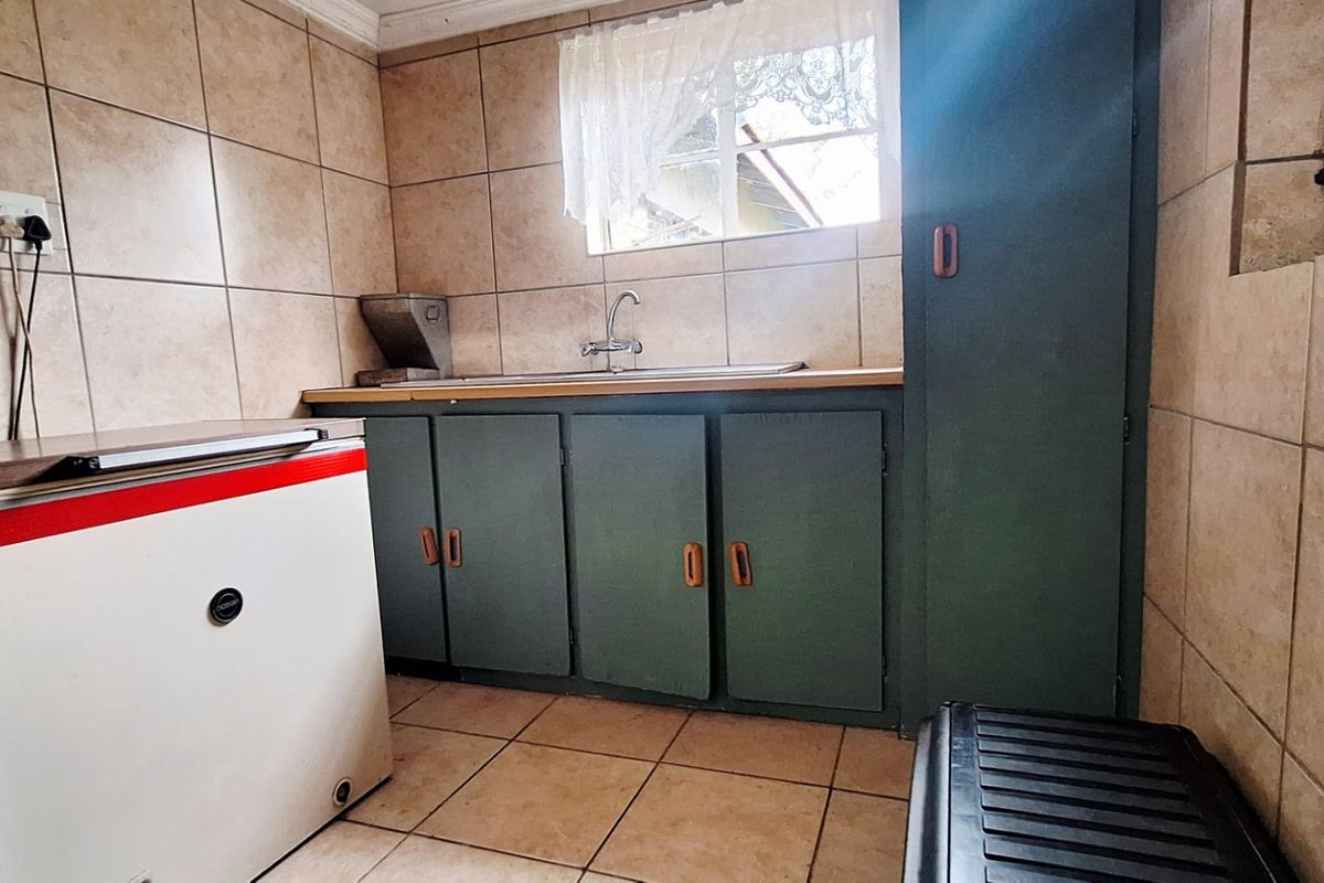 Spacious 1-Hectare Property with Home and Flatlet – Endless Potential - Photo 5