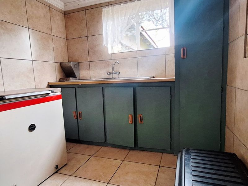 Spacious 1-Hectare Property with Home and Flatlet – Endless Potential - Photo 5