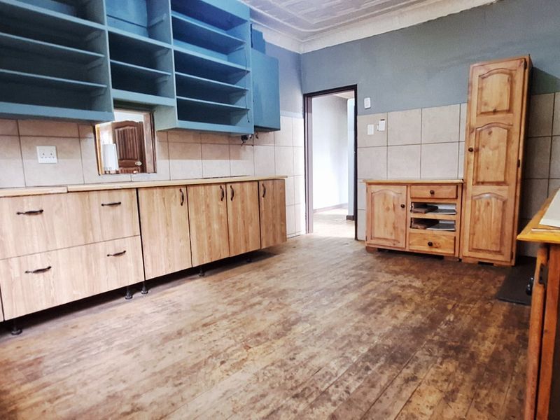 Spacious 1-Hectare Property with Home and Flatlet – Endless Potential - Photo 3