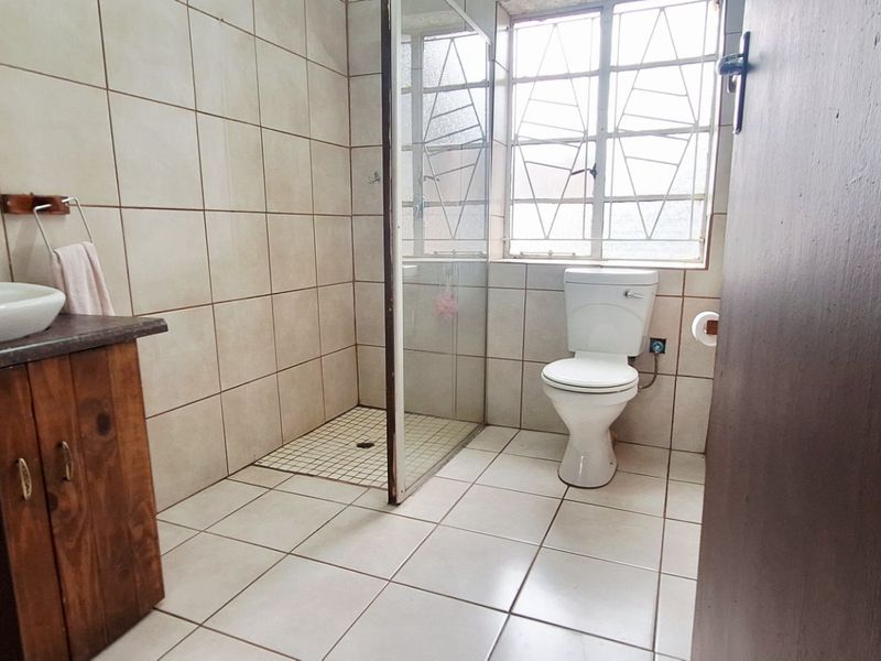 Spacious 1-Hectare Property with Home and Flatlet – Endless Potential - Photo 7