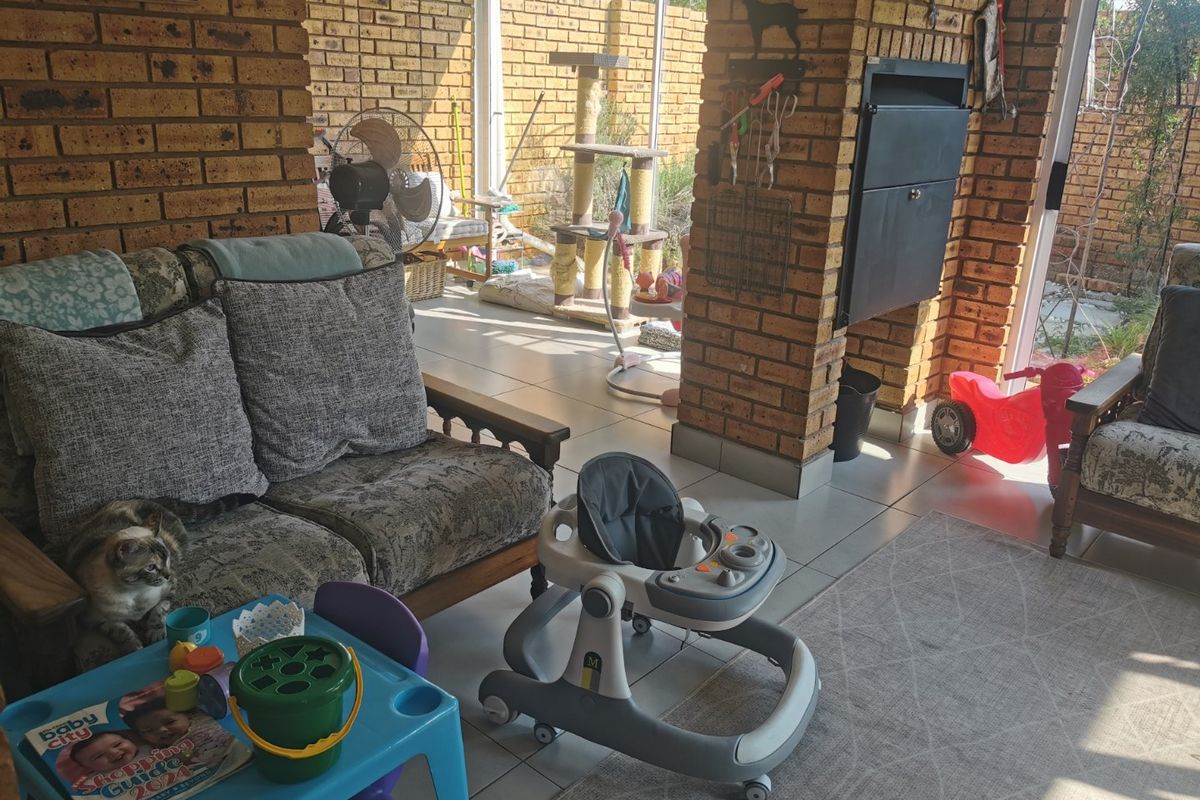 Spacious Living with Lush Garden Appeal - Photo 5