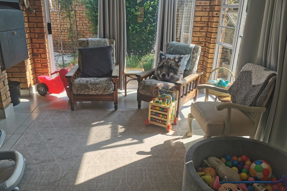 Spacious Living with Lush Garden Appeal - Photo 4