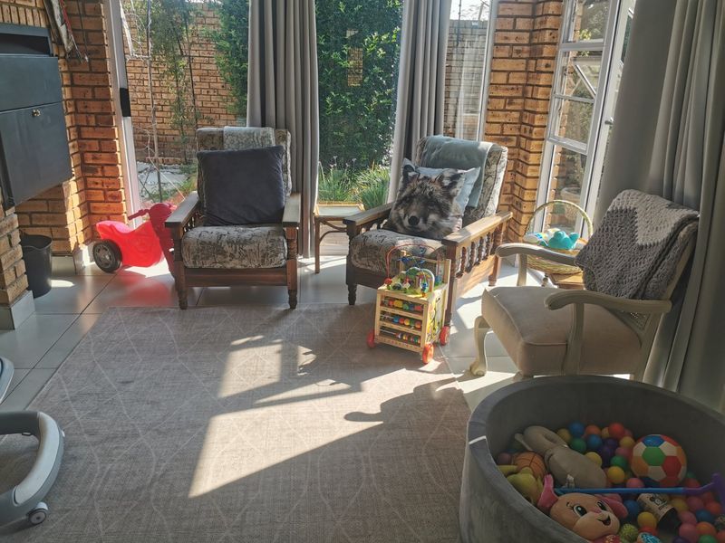 Spacious Living with Lush Garden Appeal - Photo 4