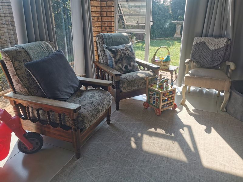 Spacious Living with Lush Garden Appeal - Photo 9