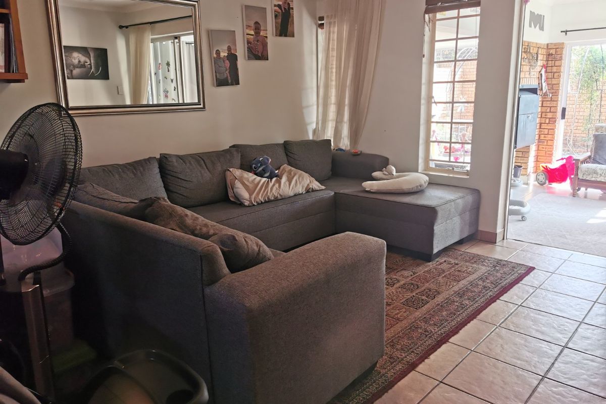 Spacious Living with Lush Garden Appeal - Photo 2