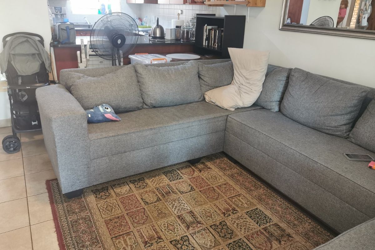 Spacious Living with Lush Garden Appeal - Photo 3