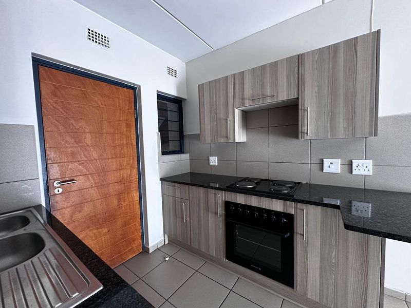 2 Bedroom And 1 Bathroom Apartment to Rent in Ravenswood - Photo 2