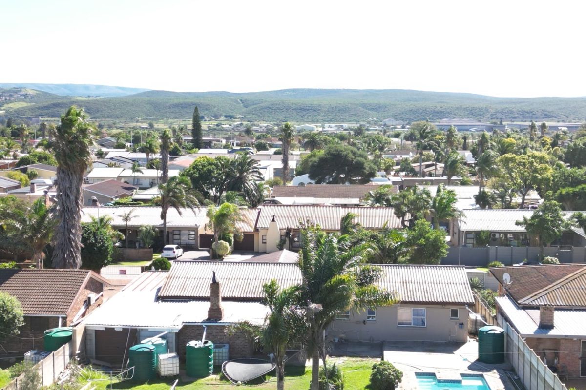 Charming 3 Bedroom Home in Campher Park Despatch - Photo 5