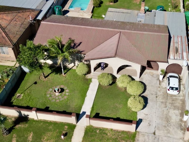 Charming 3 Bedroom Home in Campher Park Despatch - Photo 1