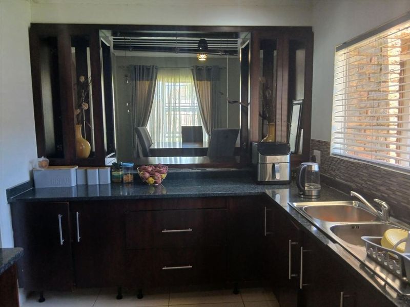 FAMILY LIVING WITH STYLE IN TERENURE - Photo 2