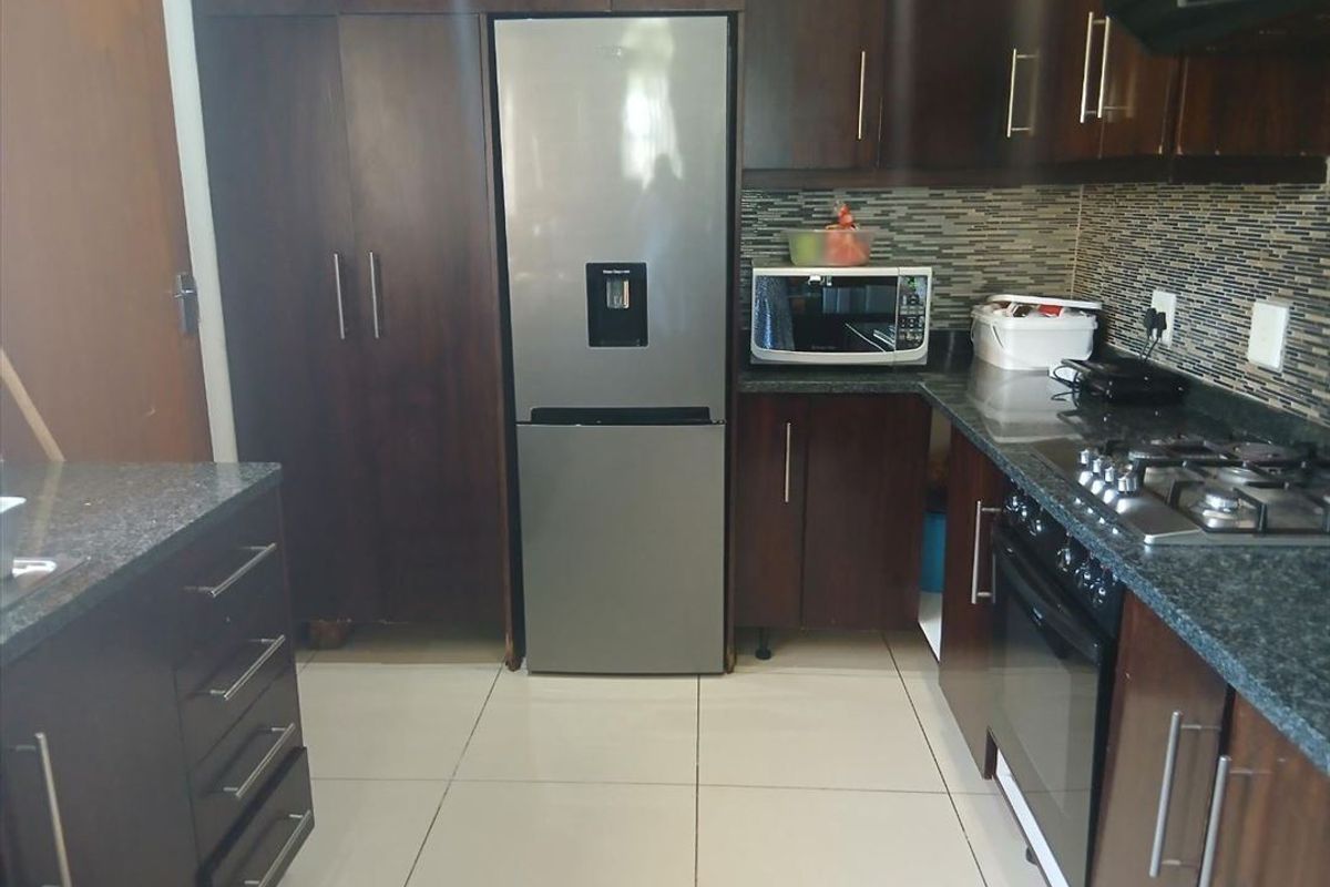 FAMILY LIVING WITH STYLE IN TERENURE - Photo 3