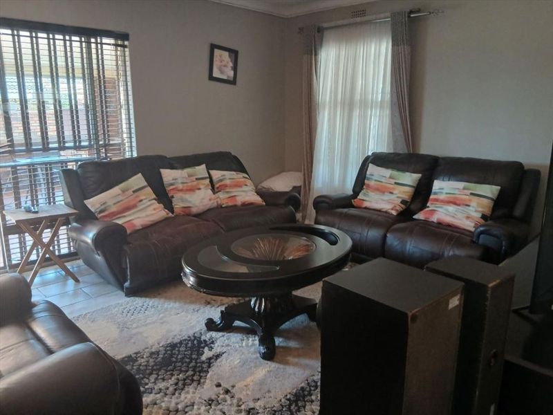 FAMILY LIVING WITH STYLE IN TERENURE - Photo 5