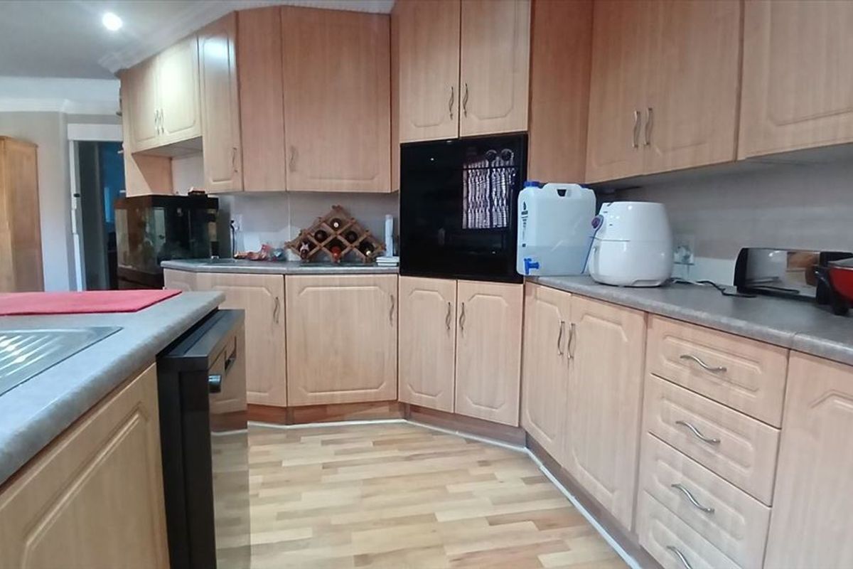 Kempton Park Comfort Meets Modern Living   - Photo 2