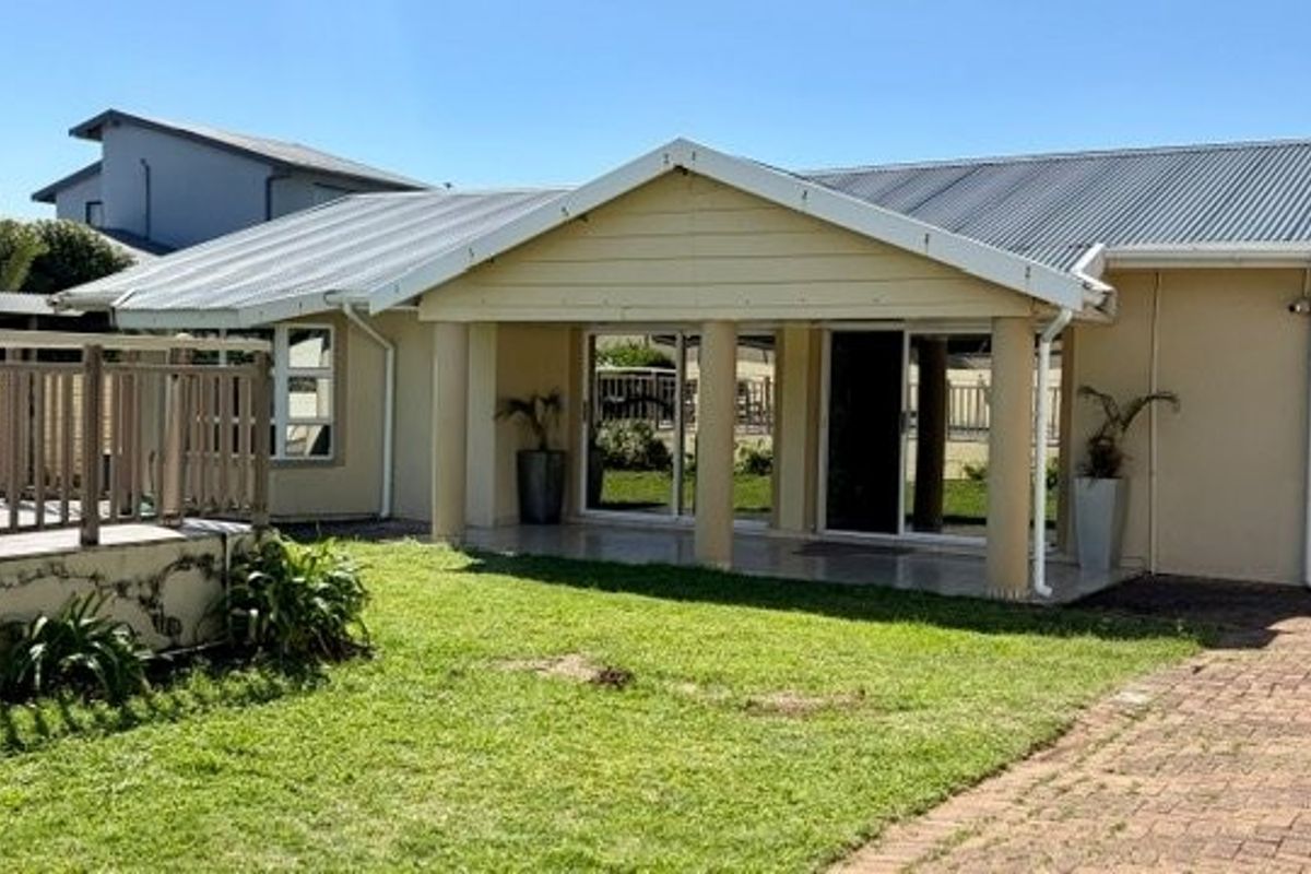 Elegant Coastal Haven With Endless Business Potential In Walking Distance To Malls And  To The Beach - Plus 3 Flats !!!!  - Photo 2