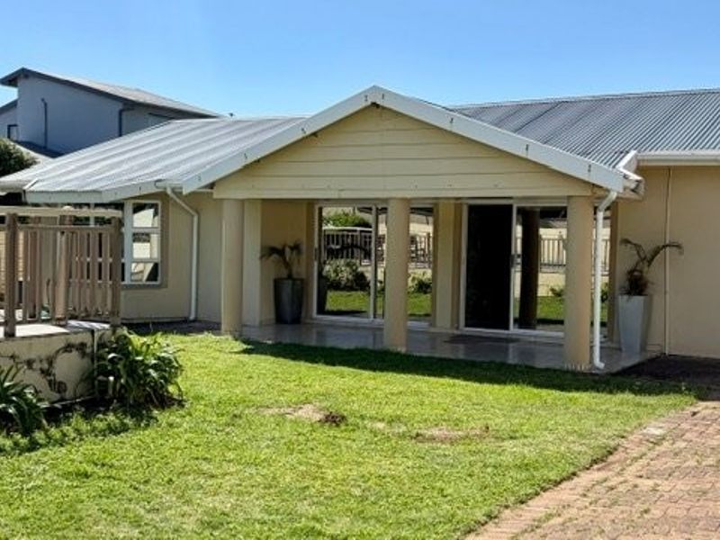 Elegant Coastal Haven With Endless Business Potential In Walking Distance To Malls And  To The Beach - Plus 3 Flats !!!!  - Photo 2