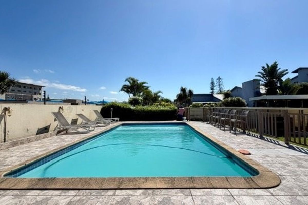 Elegant Coastal Haven With Endless Business Potential In Walking Distance To Malls And  To The Beach - Plus 3 Flats !!!!  - Photo 4