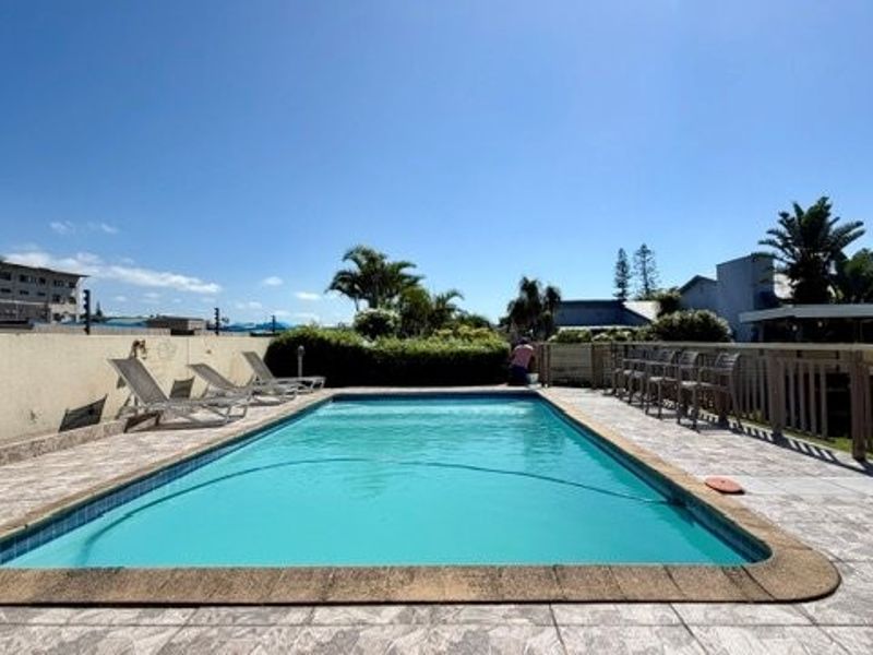 Elegant Coastal Haven With Endless Business Potential In Walking Distance To Malls And  To The Beach - Plus 3 Flats !!!!  - Photo 4