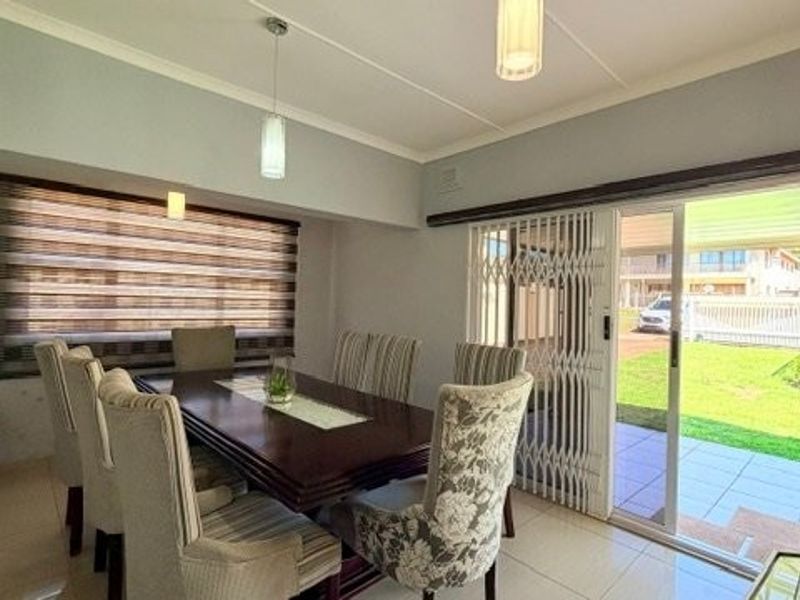 Elegant Coastal Haven With Endless Business Potential In Walking Distance To Malls And  To The Beach - Plus 3 Flats !!!!  - Photo 10