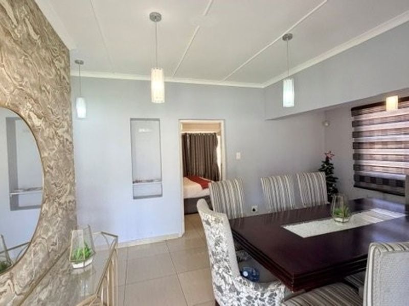 Elegant Coastal Haven With Endless Business Potential In Walking Distance To Malls And  To The Beach - Plus 3 Flats !!!!  - Photo 9