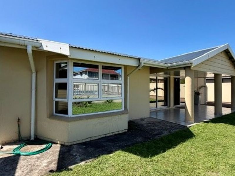 Elegant Coastal Haven With Endless Business Potential In Walking Distance To Malls And  To The Beach - Plus 3 Flats !!!!  - Photo 8