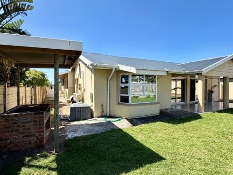 Elegant Coastal Haven With Endless Business Potential In Walking Distance To Malls And  To The Beach - Plus 3 Flats !!!!  - Photo 7