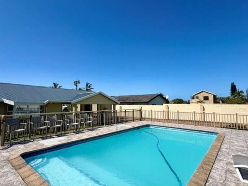 Elegant Coastal Haven With Endless Business Potential In Walking Distance To Malls And  To The Beach - Plus 3 Flats !!!!  - Photo 6