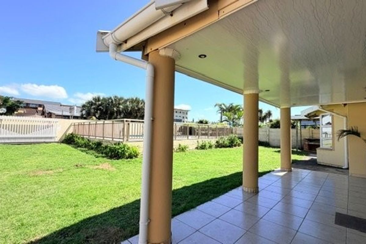 Elegant Coastal Haven With Endless Business Potential In Walking Distance To Malls And  To The Beach - Plus 3 Flats !!!!  - Photo 3