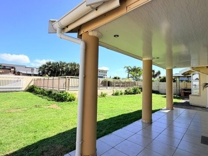 Elegant Coastal Haven With Endless Business Potential In Walking Distance To Malls And  To The Beach - Plus 3 Flats !!!!  - Photo 3