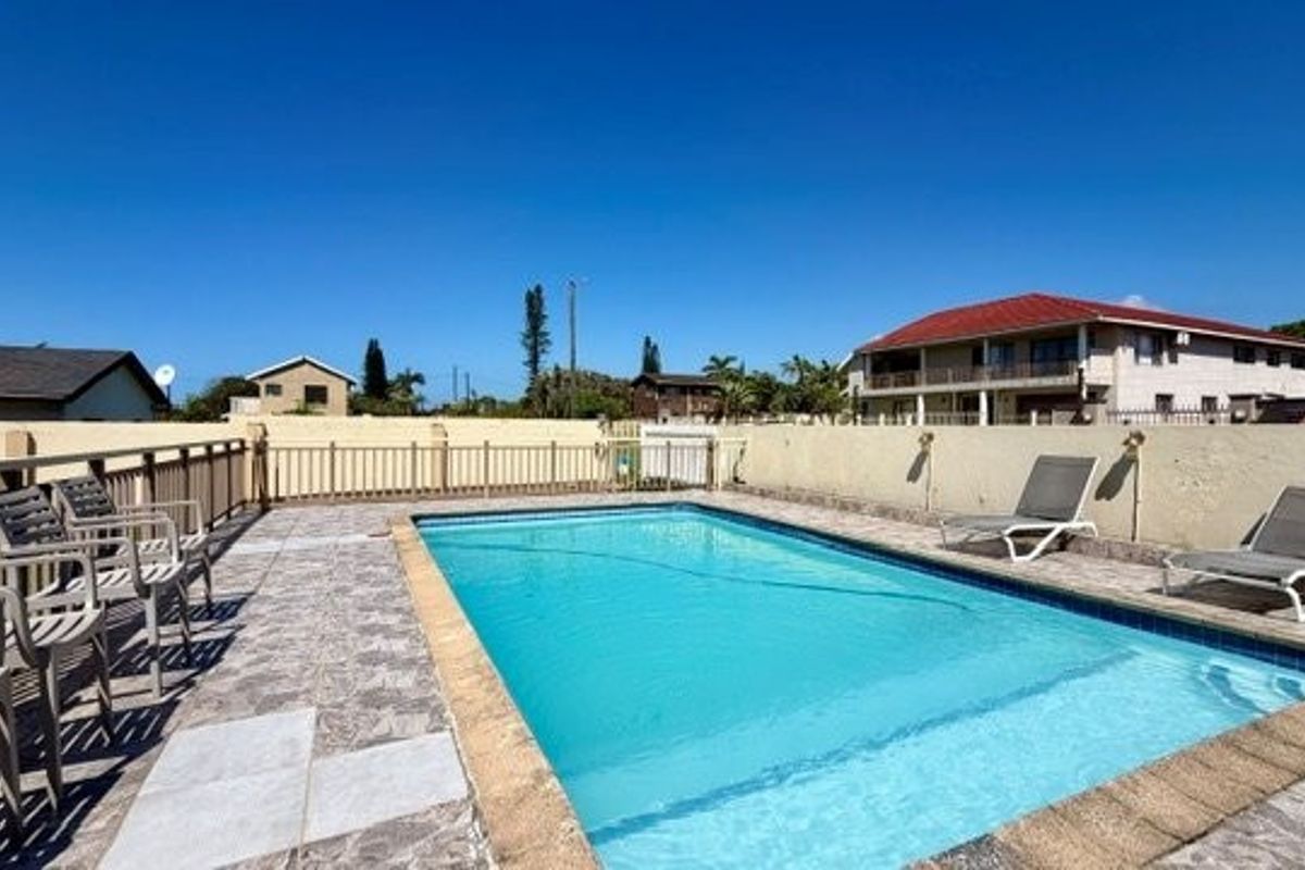 Elegant Coastal Haven With Endless Business Potential In Walking Distance To Malls And  To The Beach - Plus 3 Flats !!!!  - Photo 5