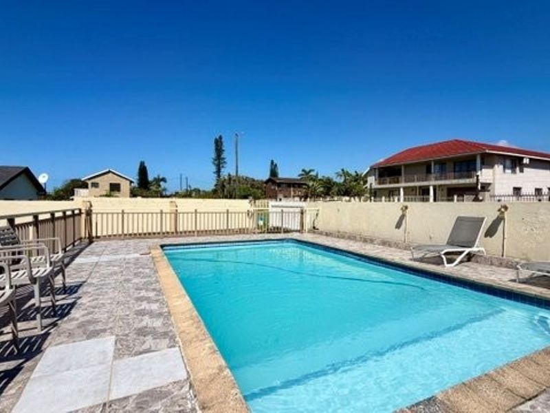 Elegant Coastal Haven With Endless Business Potential In Walking Distance To Malls And  To The Beach - Plus 3 Flats !!!!  - Photo 5