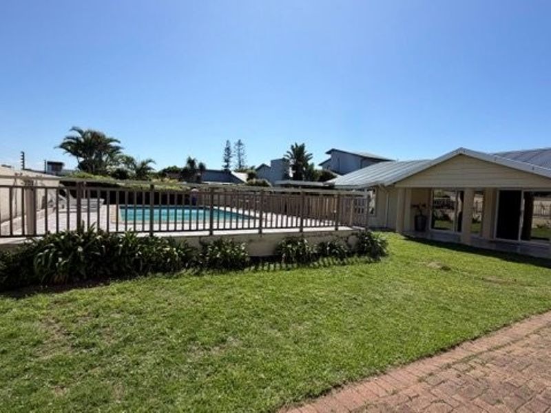 Elegant Coastal Haven With Endless Business Potential In Walking Distance To Malls And  To The Beach - Plus 3 Flats !!!!  - Photo 1