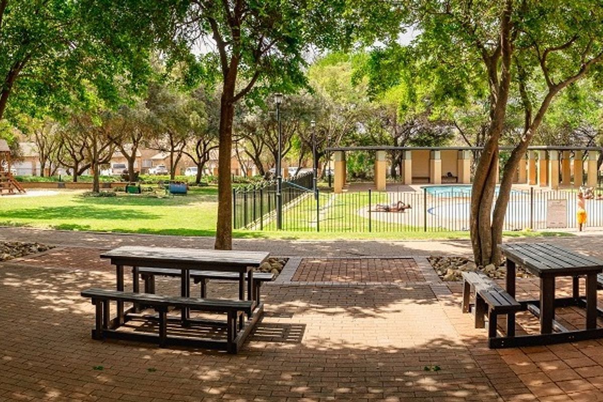 Modern 2-Bedroom Apartment in Secure Eco Park Estate  - Photo 4