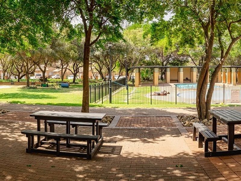 Modern 2-Bedroom Apartment in Secure Eco Park Estate  - Photo 4